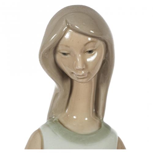 Meditando y Niña calas sentada. Lote de dos figuras en porc