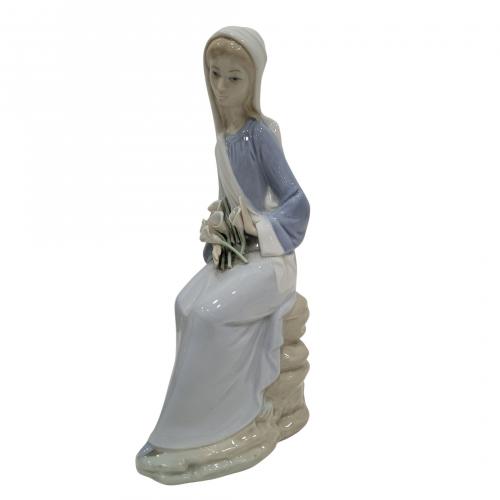 Meditando y Niña calas sentada. Lote de dos figuras en porc
