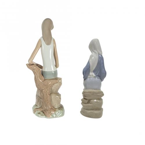 Meditando y Niña calas sentada. Lote de dos figuras en porc