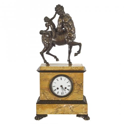 Reloj de sobremesa Carlos X en bronce patinado y mármol de 