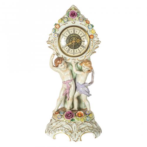 Reloj de sobremesa en porcelana, s.XX.