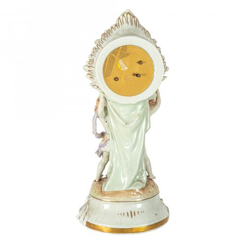 Reloj de sobremesa en porcelana, s.XX.