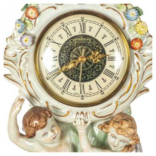 Reloj de sobremesa en porcelana, s.XX.
