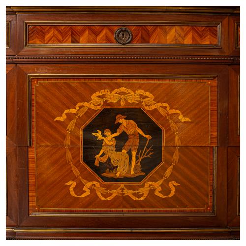 Cómoda estilo Maggiolini con marquetería en maderas contras