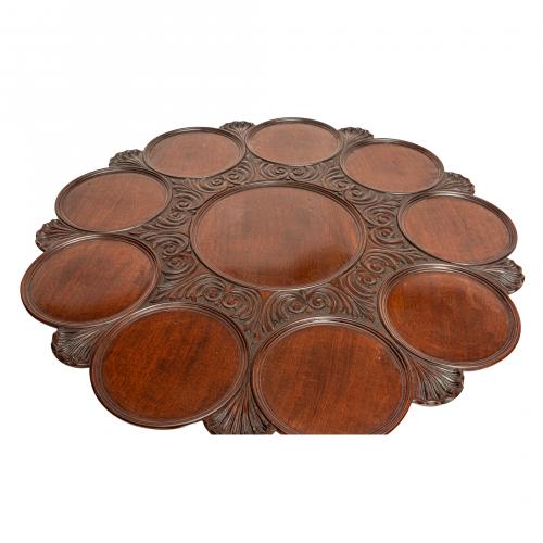 Mesa "Tilt-top" Jorge III en madera de caoba tallada con de