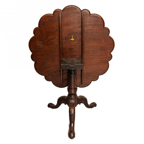 Mesa "Tilt-top" Jorge III en madera de caoba tallada con de