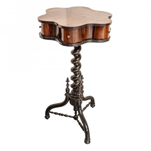 Mesa auxiliar victoriana de perfil ondulado en madera de ca