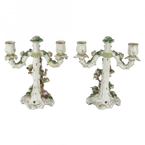 Pareja de candelabros de dos luces en porcelana de Rudolsta