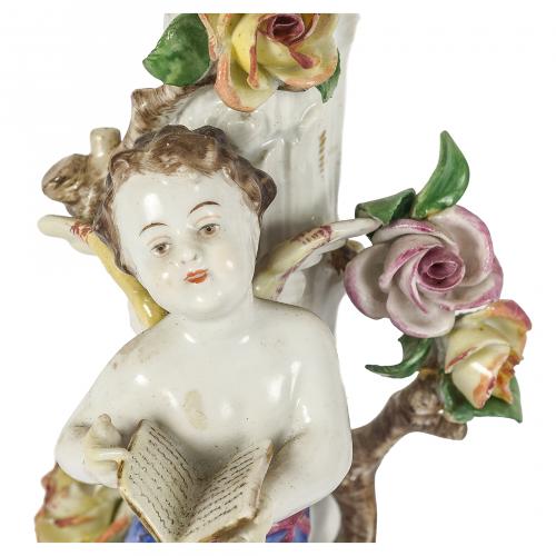 Pareja de candelabros de dos luces en porcelana de Rudolsta