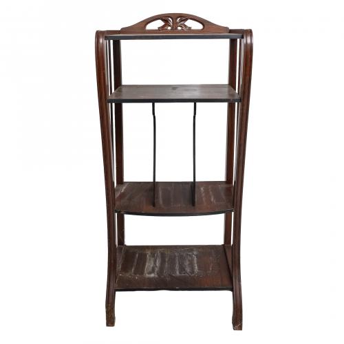 Estantería modernista en madera teñida con tres estantes y 
