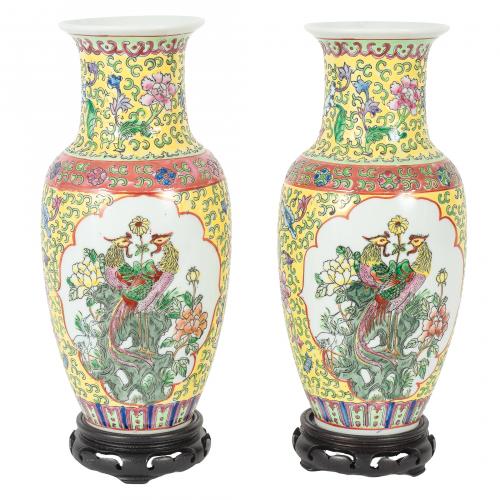 Pareja de jarrones en porcelana Familia Amarilla con decora