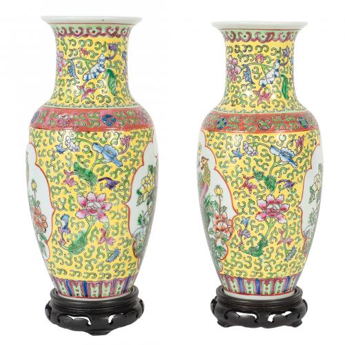 Pareja de jarrones en porcelana Familia Amarilla con decora
