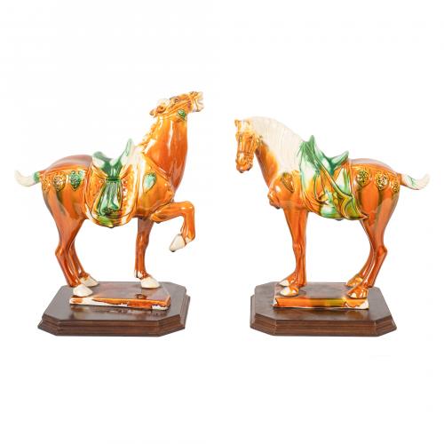 Pareja de caballos estilo Tang en cerámica esmaltada y vidr