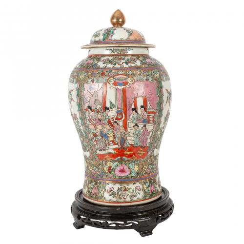 Tibor en porcelana de Cantón con decoración de escenas cort