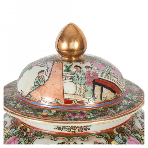 Tibor en porcelana de Cantón con decoración de escenas cort