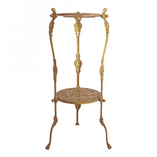 Peana de dos niveles modernista en metal dorado con decorac