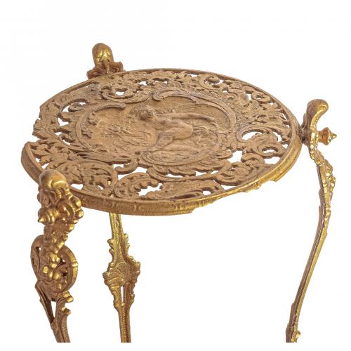 Peana de dos niveles modernista en metal dorado con decorac