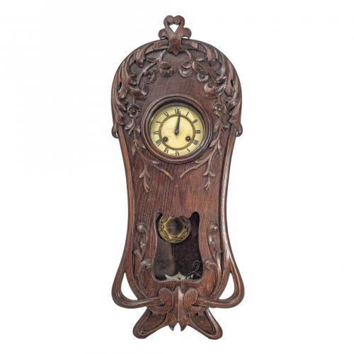 Reloj de pared modernista en madera de roble con decoración