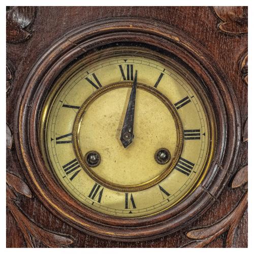 Reloj de pared modernista en madera de roble con decoración