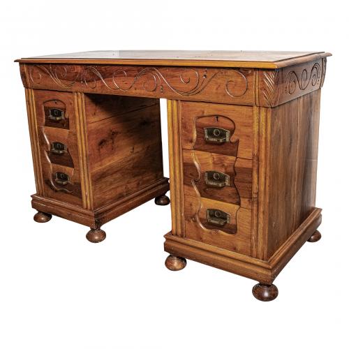 Mesa despacho modernista en madera de roble con decoración 