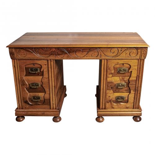 Mesa despacho modernista en madera de roble con decoración 