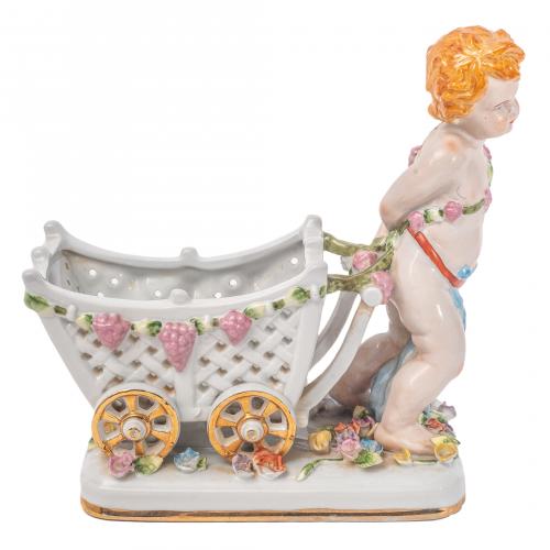 Amorcillo con carro. Centro en porcelana tipo Meissen, s.XX