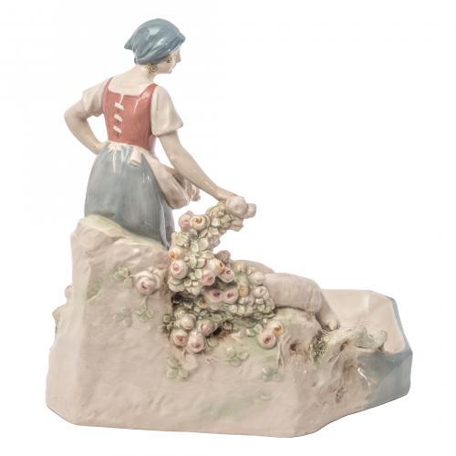 Campesina con ovejas. Centro en porcelana Royal Dux. Copenh