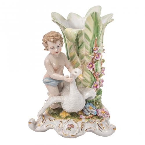Centro flanqueado por amorcillo con oca en porcelana estilo