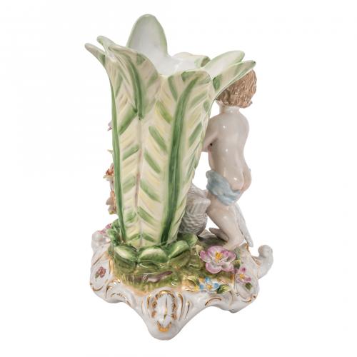 Centro flanqueado por amorcillo con oca en porcelana estilo