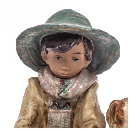 Niño pescador. Grupo en gres de Lladró. España, 1993-2006. 