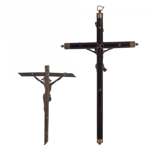 Lote de dos crucifijos en plata y madera ebonizada, s.XX. 