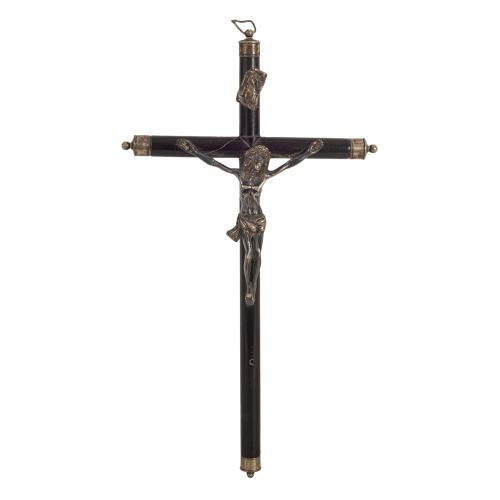 Lote de dos crucifijos en plata y madera ebonizada, s.XX. 