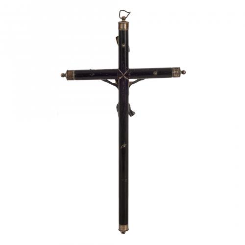 Lote de dos crucifijos en plata y madera ebonizada, s.XX. 