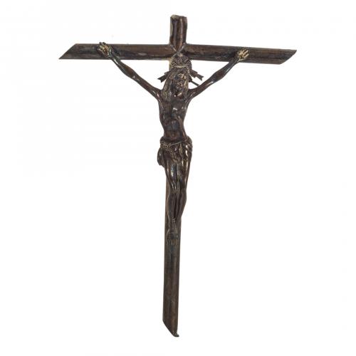 Lote de dos crucifijos en plata y madera ebonizada, s.XX. 