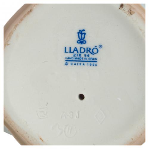 Admirando. Figura en porcelana Lladró. España, 1998-2000. 