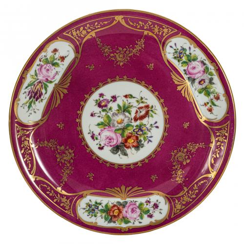 Plato en porcelana tipo Sèvres con decoración floral y file