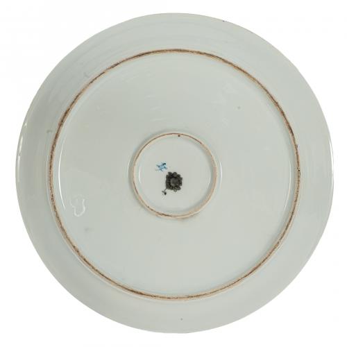 Plato en porcelana tipo Sèvres con decoración floral y file
