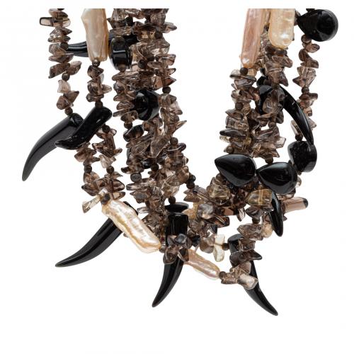 Collar de seis tiras de topacio fumé, cuentas de ónix y per