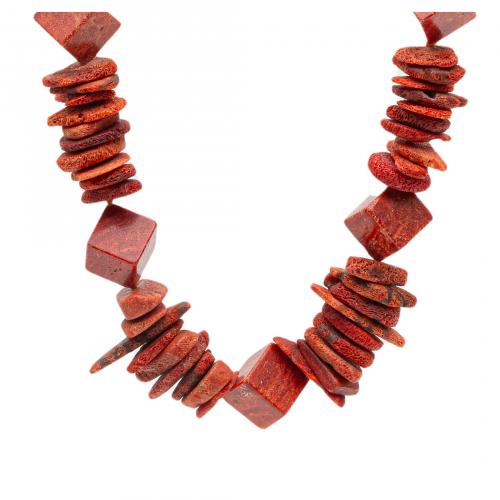 Collar de raíz de coral con cierre en plata. 72 cm. 