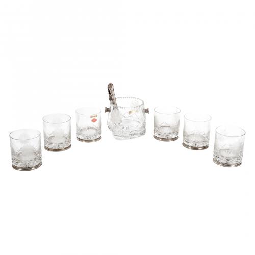 Juego de cubitera con pinzas y seis vasos de whisky en plat