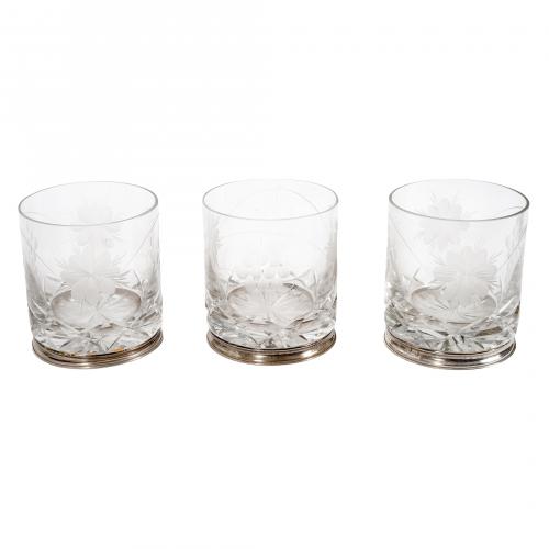 Juego de cubitera con pinzas y seis vasos de whisky en plat