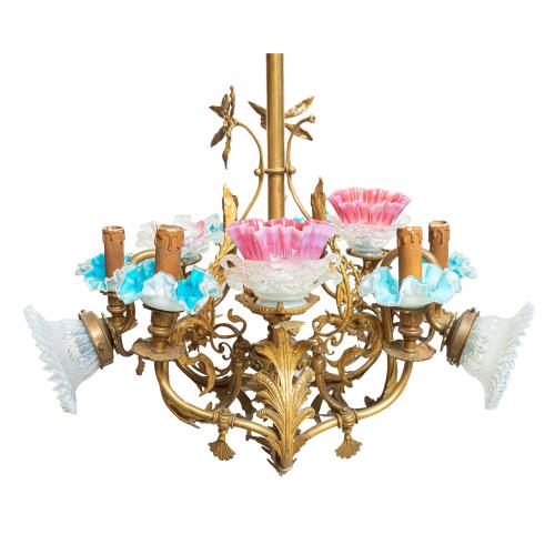 Lámpara de techo de doce luces en metal dorado con decoraci