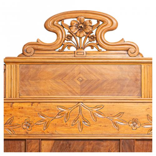 Cama modernista en madera tallada con decoración floral, pp