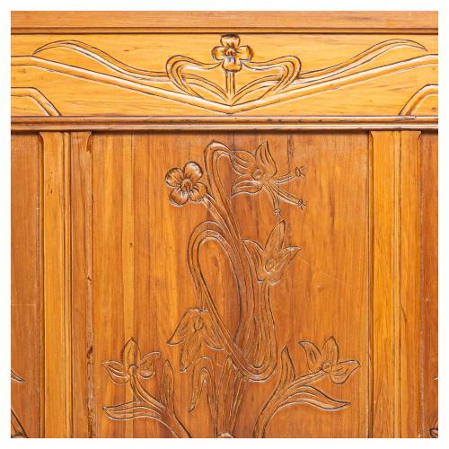 Cama modernista en madera tallada con decoración floral, pp