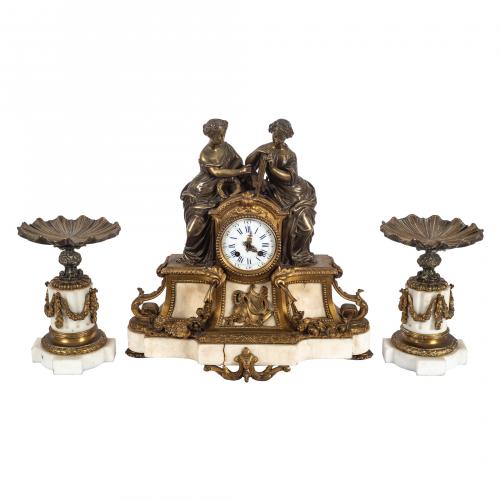 Reloj de sobremesa y pareja de pebeteros estilo Luis XVI en