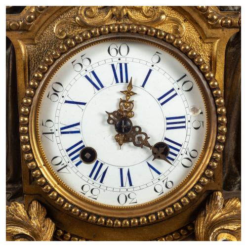 Reloj de sobremesa y pareja de pebeteros estilo Luis XVI en