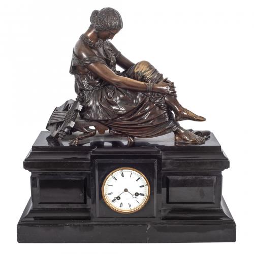 Reloj de sobremesa en bronce patinado y mármol negro. Franc