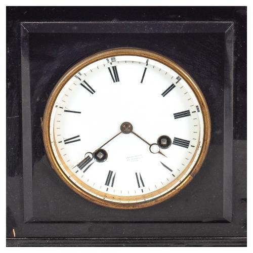 Reloj de sobremesa en bronce patinado y mármol negro. Franc
