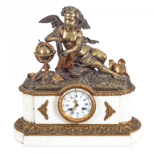 Reloj de sobremesa Napoleón III en mármol blanco y bronce d