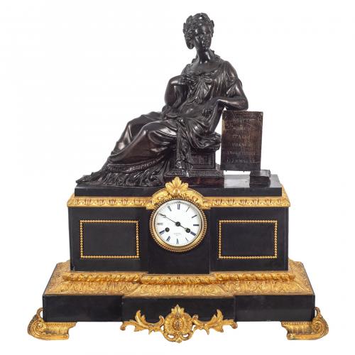 Reloj de sobremesa en bronce patinado y dorado, y mármol ne